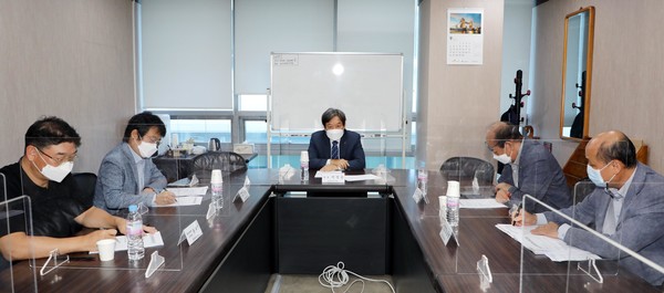 9월 7일부터 13일까지 업무분야별 위원장 간담회가 개최됐다. 사진은 8일 개최된 간담회 전경(좌로부터 윤재선 홍보위원장, 임영석 기획위원장, 석정훈 회장, 이정희 정책위원장, 오종열 자산운용관리위원장)