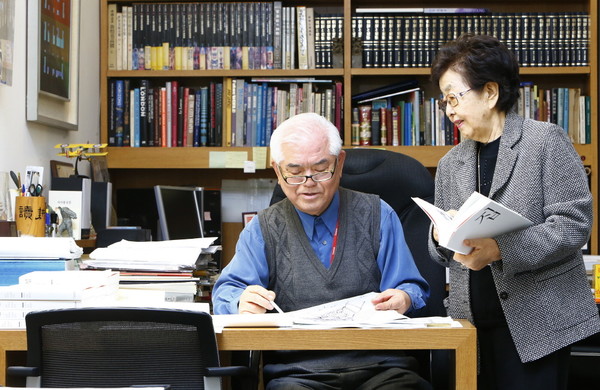 평생의 반려자이자 건축설계 파트너인 남편 원정수 교수(왼쪽)와 함께 담소를 나누는 지순 건축사(사진 ㈜간삼건축종합건축사사무소)