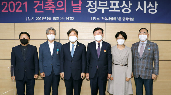 대한건축사협회는 건축의 날 정부포상 수상자들에 대한 시상식을 개최했다. 사진은 수상자들과의 단체사진(좌로부터 오동희·박성준 건축사, 석정훈 협회장, 신우식·강미숙·최종옥 건축사)