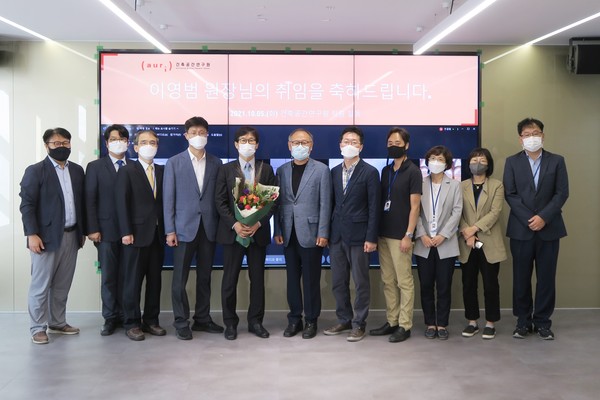 이영범 건축공간연구원 제6대 원장 취임식이 10월 5일 오후 건축공간연구원 대강당에서 열렸다. 이영범 신임원장(왼쪽에서 다섯 번째)이 건축공간연구원 인사들과 기념촬영을 하고 있다. (사진 건축공간연구원)