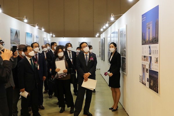 2021 한국건축산업대전에 초청된 내빈들이 2021 건축문화대상 수상작들을 둘러보고 있다. 