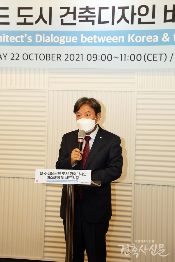 개회사를 밝히고 있는 석정훈 회장