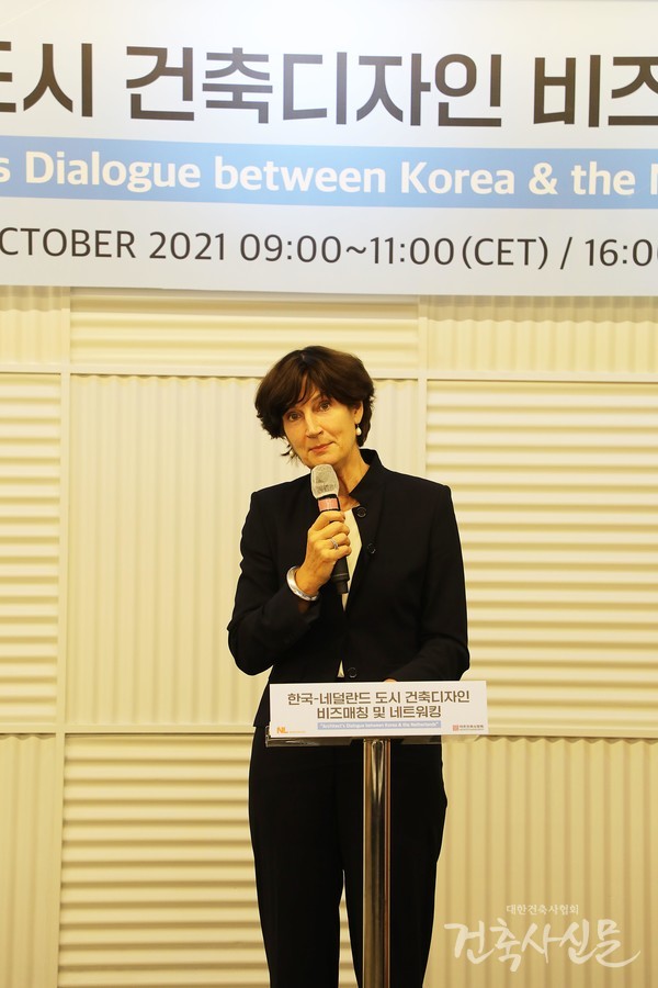 환영사를 밝히고 있는 요아나 도너바르트 주한 네덜란드 대사