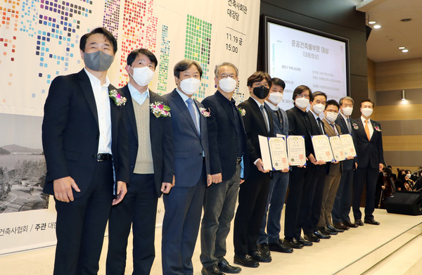 ‘한국건축문화대상’ 영광의 얼굴들. 건축사회관 1층 대강당에서 열린 ‘2021 한국건축문화대상 시상식’에서 박인석 국가건축정책위원장(왼쪽 네 번째), 국토교통부 엄정희 건축정책관(왼쪽 두 번째), 석정훈 대한건축사협회장(왼쪽 세 번째)을 비롯한 수상자들이 기념촬영을 하고 있다. 