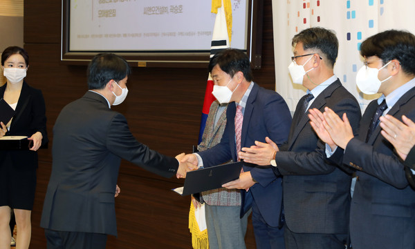 시상하는 엄정희 국토교통부 건축정책관