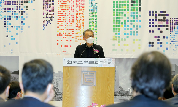 축사를 전하는 박인석 국가건축정책위원장