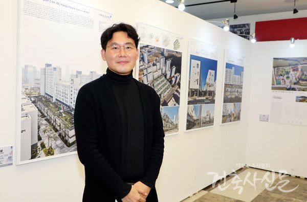 올해의 건축문화인상을 수상한 MBC ‘구해줘! 홈즈’ 제작진을 대표해 임경식 PD가 시상식에 참석했다.