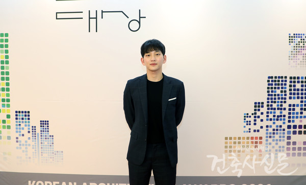 계획건축물부문 대상을 수상한 안성환 학생