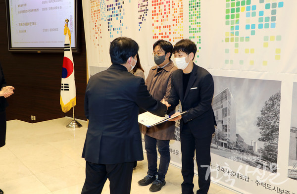 계획건축물 대상을 수여 받고 있는 안성환 학생