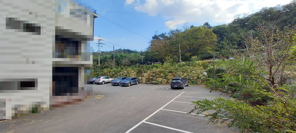 경남도 특사경이 허가를 받지 않고 부설 주차장을 설치하는 등 불법행위 단속을 벌였다.(사진=경상남도)