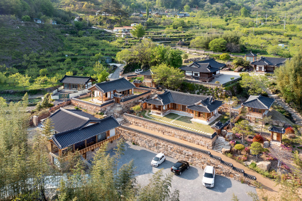 2021 대한민국 한옥공모전 준공부문 대상을 수상한 하동 한옥문화관. 하이브리드 한옥과 전통 한옥이 결합된 한옥숙박시설로 대지와 주변 경관 해석을 바탕으로 인문지리적 경관과 자연지리적 경관을 적용한 공간과 구조 및 가구 계획, 마감부 디테일의 독창성이 탁월한 작품이라는 평가를 받았다. (사진=국토교통부)