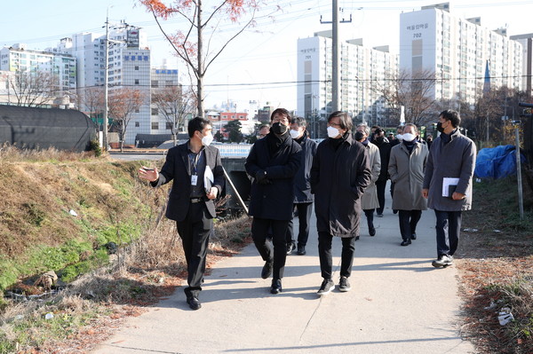 신청사 건립을 위한 국제설계공모 사전 설명회에서 일행들이 부지 현장 점검에 나서고 있다. (사진=고양시)
