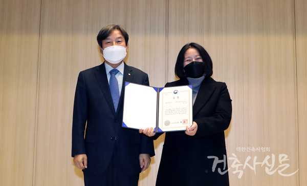 우수한 성적으로 수료한 백수정 건축사가 국토교통부장관상을 수상했다.