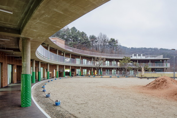 1층 복도에서 본 흙놀이터 (사진=SUP건축사사무소) 