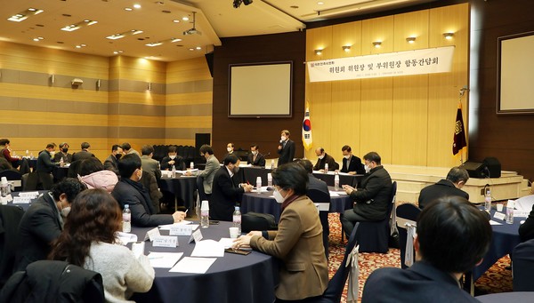 대한건축사협회 위원회 위원장 및 부위원장 합동간담회가 1월 20일 오전 건축사회관 1층 대강당에서 열렸다. 인사말 하는 석정훈 대한건축사협회장 