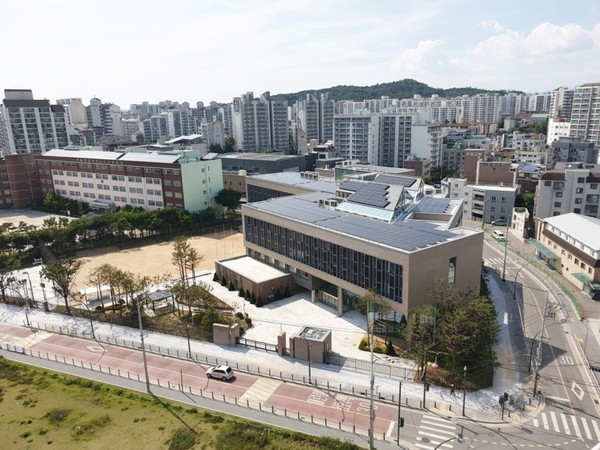 서울공항고등학교. 자연채광을 끌어들이기 위한 오픈된 높은 천정고의 아트리움과 화이트인테리어가 특징이다. (사진=서울특별시교육청)