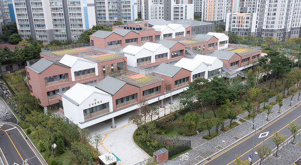 서울특별시 교육청이 그린스마트 미래학교 모델로 선정한 서울 영등포구 신길중학교. 다양한 옥외공간과 교내 학습공간 어디서나 바로 연결되는 옥외마당 그리고 집처럼 친밀하고 위압적이지 않은 디자인이 특징이다. (사진=서울특별시교육청)