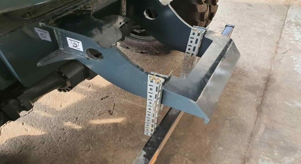 장비 후면에 보호가드를 설치한 모습