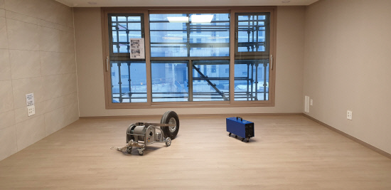 준공 전 층간소음 측정을 위해 설치된 뱅머신(왼쪽)과 태핑머신 (사진=한국산업기술시험원)