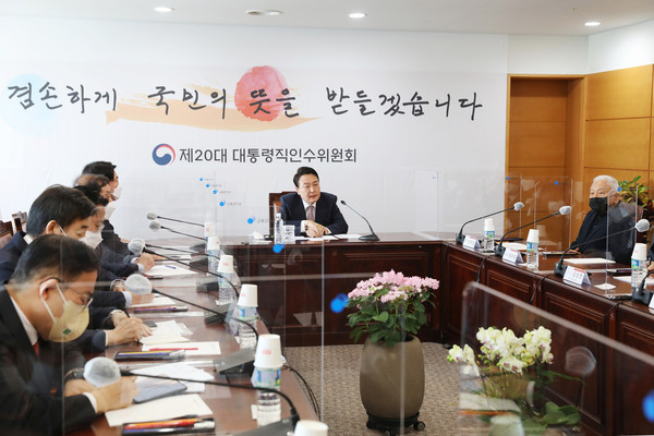 고용노동부의 인수위 업무보고에서 건안법 제정 대신 산안법 개정 대안이 화두로 떠올랐다. 사진은 지난 3월 22일 윤석열 당선인이 간사단 회의를 주재하는 모습. (사진=제20대 대통령직인수위원회)