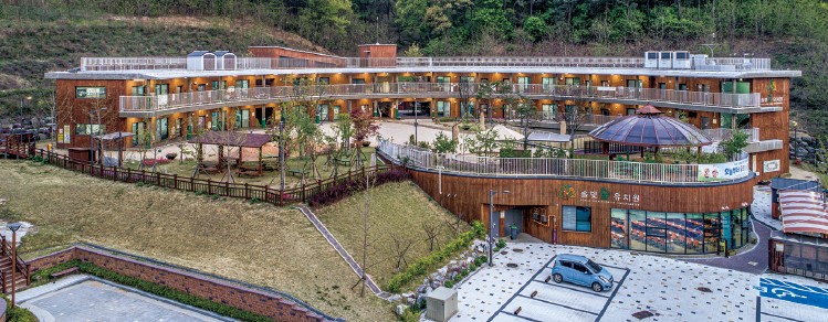 세종 솔빛숲유치원(설계자=건축사 선상희_SUP건축사사무소), 세종 솔빛숲유치원은 자연 환경을 적극적으로 도입해 다양한 소통 공간과 놀이체험 공간을 갖춘 그린스마트미래학교 대표 성공사례로 꼽힌다.