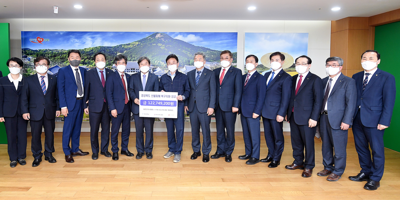 4월 18일 경북도청에서 경북 산불피해 복구지원 성금 전달식 후 기념촬영이 진행됐다. 좌로부터 강미숙 부산건축사회부회장, 최성두 사회공헌위원장, 정내수 경기건축사회장, 정종식 부회장, 이재철 경북건축사회장, 석정훈 대한건축사협회장, 이철우 경북도지사, 박태식 대전건축사회장, 김재록 서울건축사회장, 최진태 부산건축사회장, 정광영 충남건축사회장, 방재원 이사, 박종화 울진·영덕지역회장, 석한수 대구건축사회장.