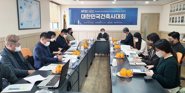 석정훈 대한건축사협회장이 4월 15일 오후 제주특별자치도건축사회에서 열린 기자간담회에서 제주 지역 언론 기자들의 질문에 답하고 있다.