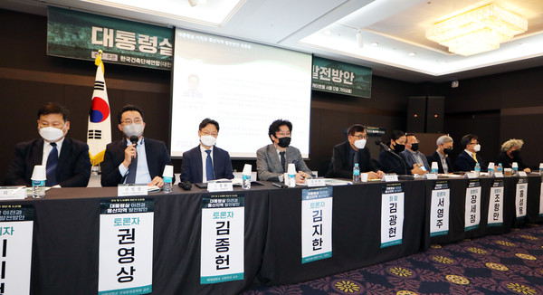 건축사를 포함한 건축·도시계획 전문가들이 대통령실 이전과 용산 지역 발전방안에 대한 심도 깊은 토론을 벌였다.