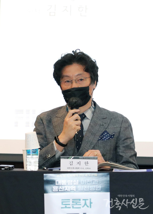 김지한 이사는 청와대를 전면개방 하는 것보다 보존개발 방식이 요구된다고 밝혔다.