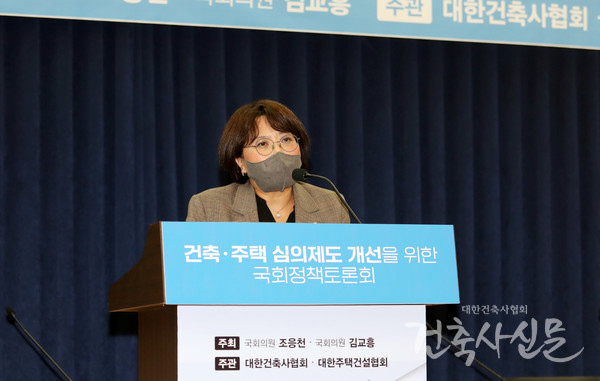 김덕례 주택산업연구원 연구실장은 임의규정 통합심의를 의무규정으로 개선, 활용해야 한다고 말했다.