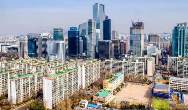 여의도 광장아파트, 서울고등법원은 항소심에서 “주택단지의 범위는 하나의 사업계획으로 승인받아 주택이 건설됐는지 여부로 판단해야 한다”며 “두 단지의 사업계획승인 시점, 준공 시점, 대지권 범위 등이 상이한 점을 고려하면 3∼11동이 받은 주민 동의율은 문제가 없고 영등포구청의 사업시행자 지정도 타당하다”고 판단했다. (사진=서울시)