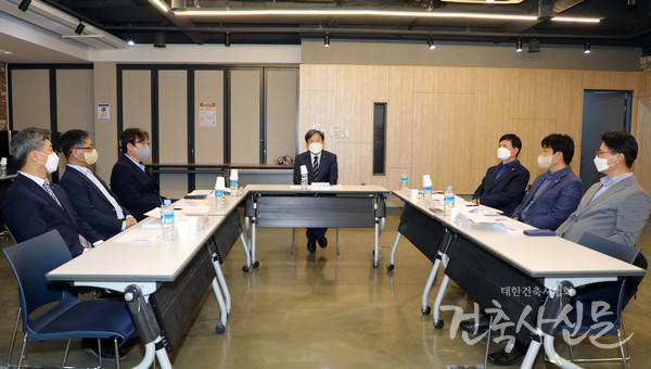 5월 19일 건축사회관 2층 김순하홀에서 ‘2022년 제3회 지역건축안전센터위원회’가 열렸다.