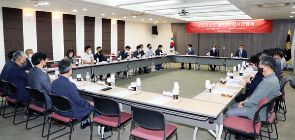 5월 26일 건축사회관에서 2022년 상반기 감사간담회가 열렸다.