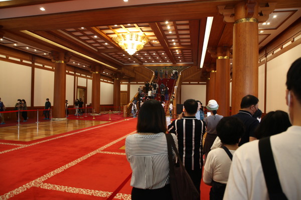 청와대 방문객들이 청와대 본관을 둘러보고 있다.