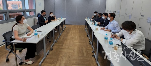 대한건축사협회는 7월 1일 국토교통부를 대상으로 건축 규제 개선안을 논의, 건의했다.