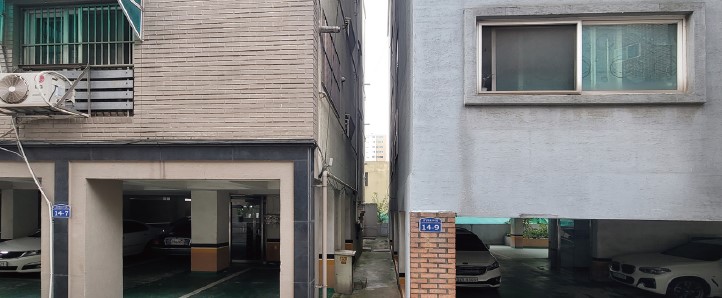 건축물방화구조규칙에 따라 작년 7월 5일부터 건축물의 인접 대지 경계선에 접하는 외벽에 설치하는 창호와 인접대지 경제선 간의 거리가 1.5미터 이내인 일정 건축물(도심 다세대·다가구 등)에 방화유리창을 의무설치해야 한다. 단순 용도변경마저 멀쩡한 창호를 뜯어내고 방화창을 설치해야 하는 문제가 거론되고, 과도한 비용 탓에 최근 창문이 줄고 있다는 전언이다.