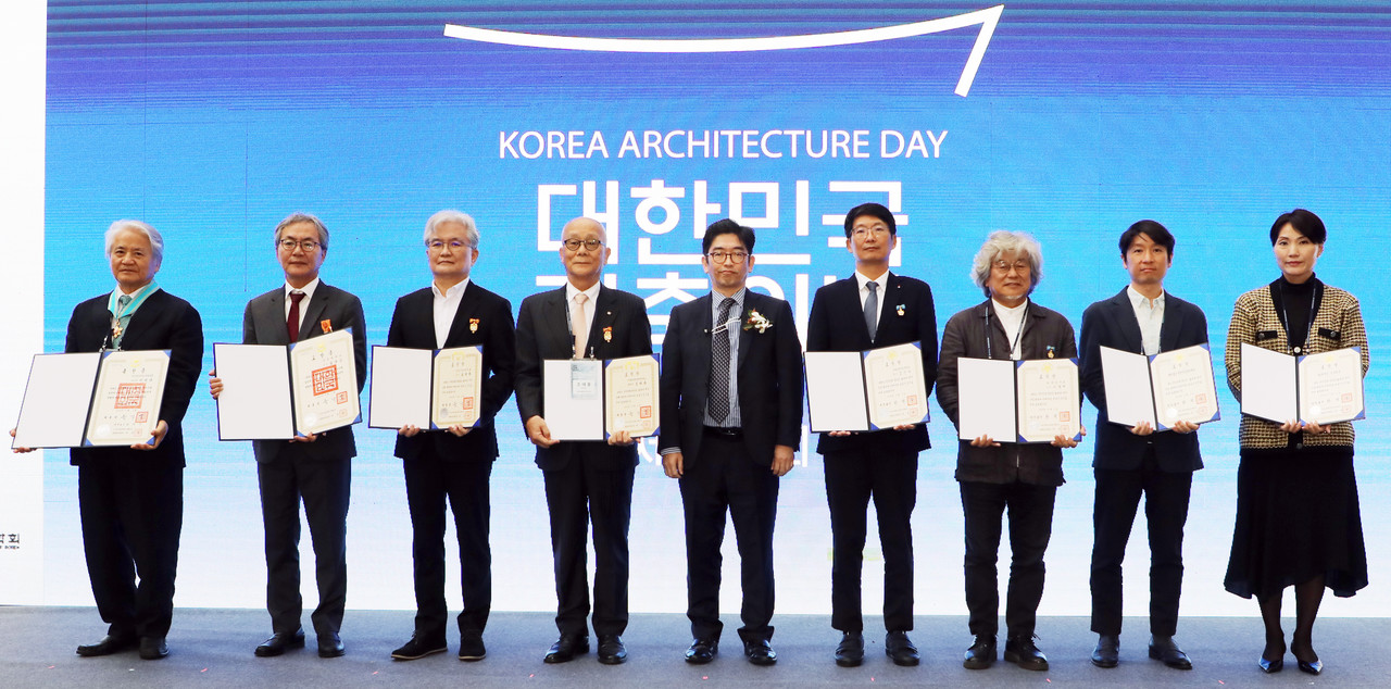 건축의 날 정부포상 수상자 모습_왼쪽부터 이성관 건축사, 김용승 한양대 교수, 김성홍 서울시립대 교수, 조태종 건축사, 김진욱 서울과학기술대 교수, 이형재 ㈜정림건축 고문, (재)정림건축문화재단, 현대카드(주)