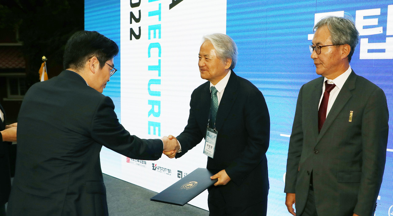 동탑산업훈장을 전수받는 이성관 건축사