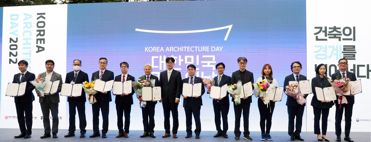 국토교통부장관표창 수상자, (왼쪽부터) 김태연 연세대학교 교수, 문석준 건축사, 박준석 한양대학교 교수, 오수호 한국토지주택공사 처장, 윤인준 건축사, 이용주 건축사, 박기범 국토교통부 건축문화경관과장, 이태수 건축사, 장정수 건축사, 조남호 건축사, 진효숙 사진작가, 최형순 건축사, 한은화 중앙일보 기자, ㈜CNB미디어 황용철 대표