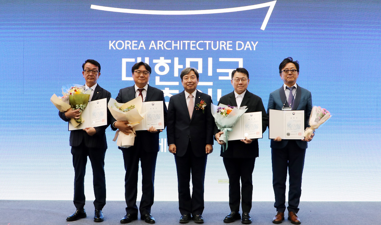 문화체육관광부장관표창 수상자, (왼쪽부터) 김창길 건축사, 신동재 건축사, 석정훈 대한건축사협회장, 한동욱 남서울대학교 교수, 홍성용 건축사