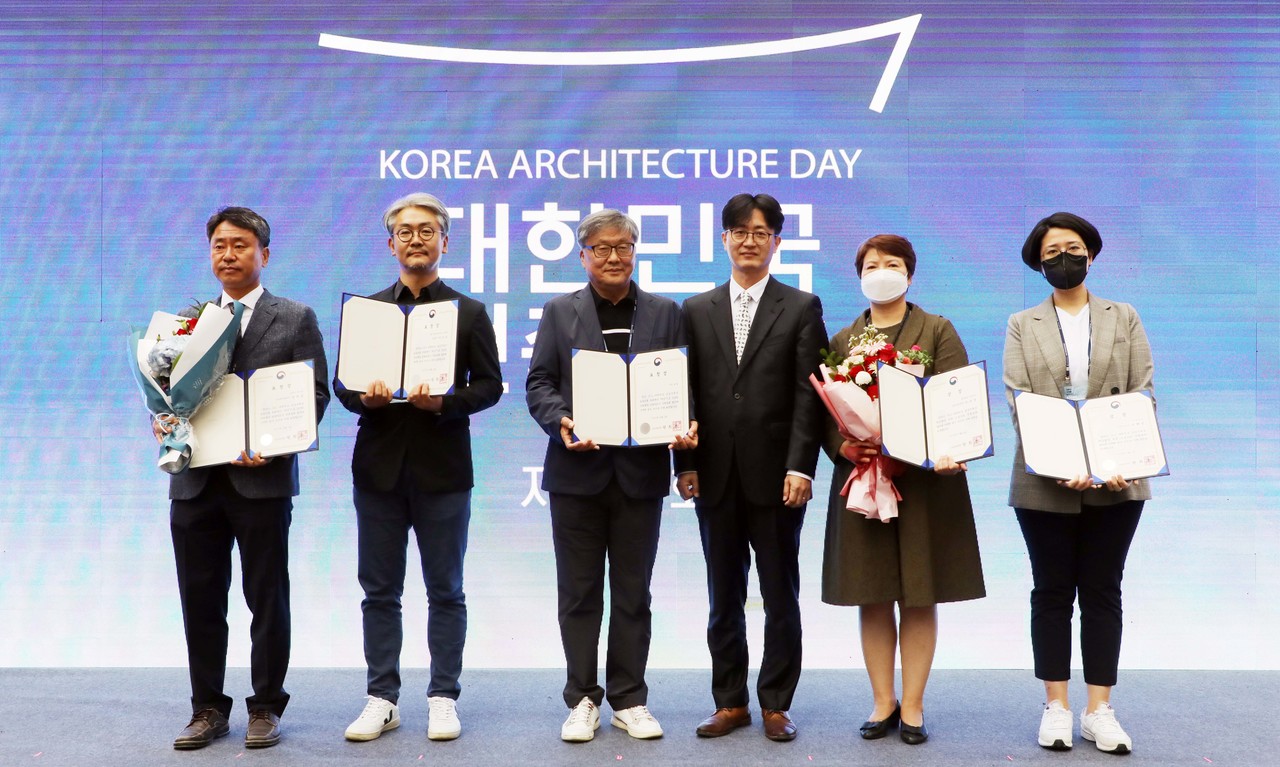 2022 대한민국공공건축상 국토교통부장관표창 수상자, (왼쪽부터) 정두섭 양구백자박물관장, 이진오 건축사, 신동훈 ㈜삼원 대표, 박기범 국토교통부 건축문화경관과장, 조숙경 충청남도 당진시 지방시설사무관, 선혜영 경상남도 지방시설주사