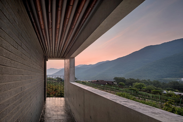 멋진 할아버지집 측면 (설계= 이기철 건축사 / 사진=윤준환 사진작가)
