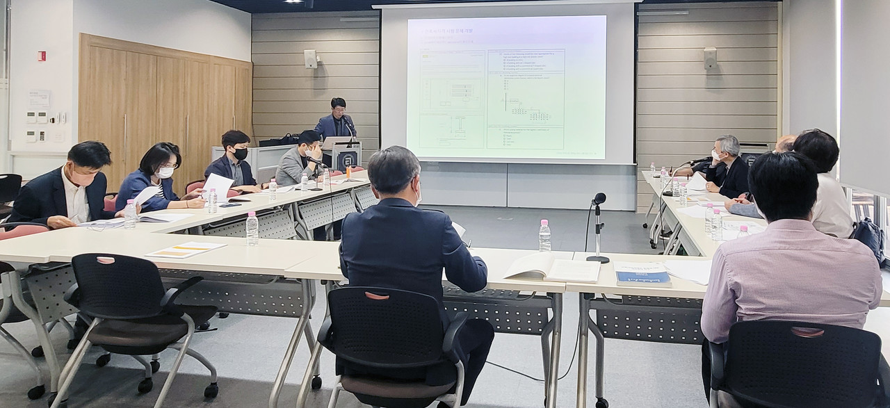 건축사자격시험 개편 시행방안 연구 자문회의 및 토론회가 10월 5일 대한건축학회 6층 대회의실에서 열렸다. 연구를 통해 2027년부터 시행되는 자격시험의 ▲과목과 방식 ▲문제유형·출제기준 ▲거버넌스(컨트롤타워) 구축 방안이 마련될 예정이다.