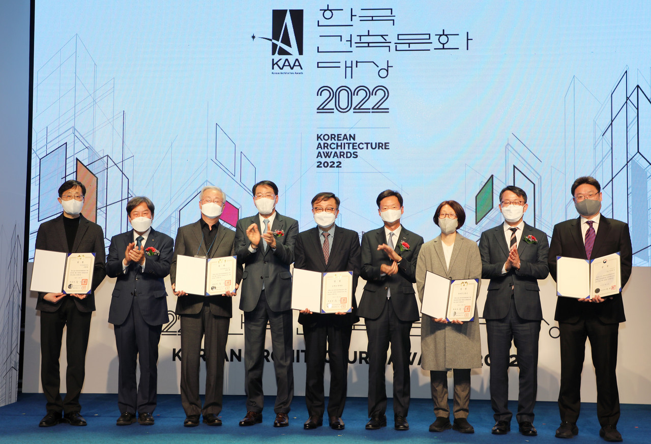 2022 한국건축문화대상 시상식에서 수상자(대통령상)들이 기념촬영을 하고 있다. (왼쪽부터) 사회공공 대상 이현우 건축사, 석정훈 건축사협회장, 민간부문 대상 박도권 건축사, 이종환 서울경제신문 대표이사 부회장, 주택부문 대상 김현호 건축사, 이병훈 주택도시보증공사 사장 직무대행, 건축문화진흥부문 대통령상 정다운 감독, 이태규 ㈜명신 대표이사(오른쪽 첫 번째)