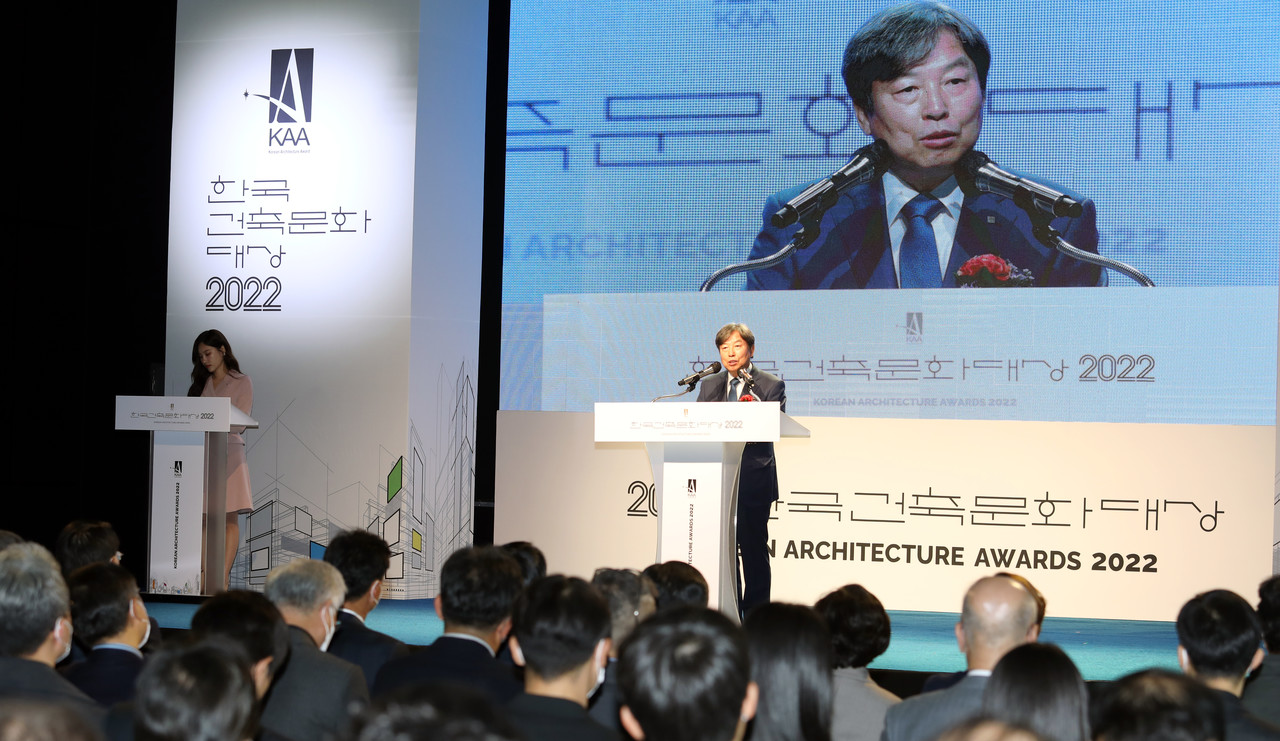 석정훈 대한건축사협회장은 “K-건축’을 위해 건축인들이 함께 뜻을 모아야 한다”며 “대한건축사협회가 이를 위한 구체적인 계획을 수립 중에 있으며, ‘K-건축’이 건축문화대상을 통해 구체화되고 실현되기를 기대한다”고 전했다.