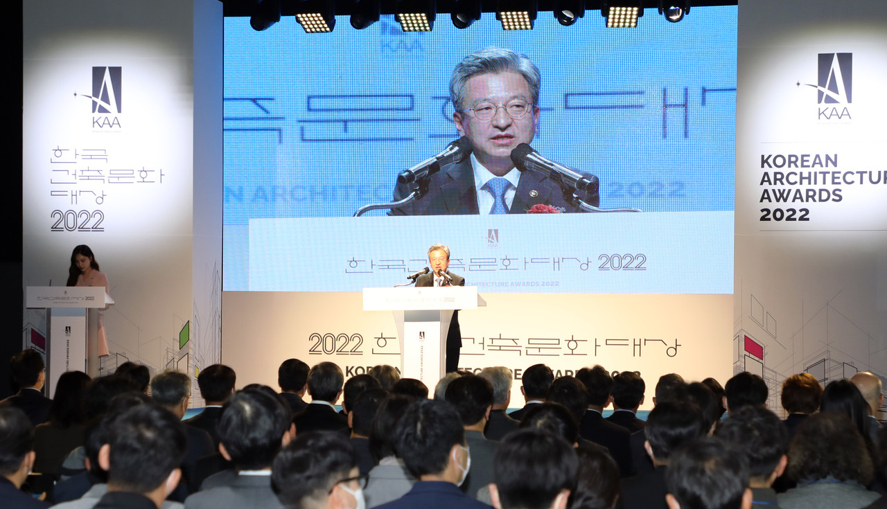 이원재 국토부 1차관은 “탄탄해진 건축 설계와 세계적으로 인정받는 시공 기술력을 바탕으로 어느 나라와 비교해도 뒤지지 않는 우수한 건축물들이 탄생하고 있다. 우리나라 건축이 세계 속의 K-건축으로 도약해나가는 데 한국건축문화대상이 추진체 역할을 해내기를 기대하고, 정부에서도 적극 지원해 나가겠다”고 말했다.