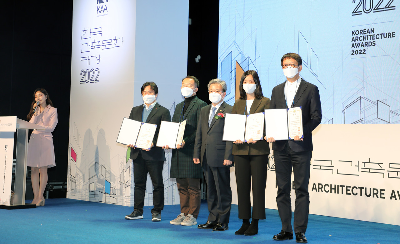 건축물 부분 본상(국무총리상) 수상자. (왼쪽부터) 사회공공부문 본상 박종훈 건축사, 민간부문 본상 정웅식 건축사, 이원재 국토부 1차관, 주택부문 본상 백윤경 건축사, 건축문화진흥부문 국무총리상 박철수 서울시립대 교수 대신 상을 받은 도서출판 마티 박정현 편집장