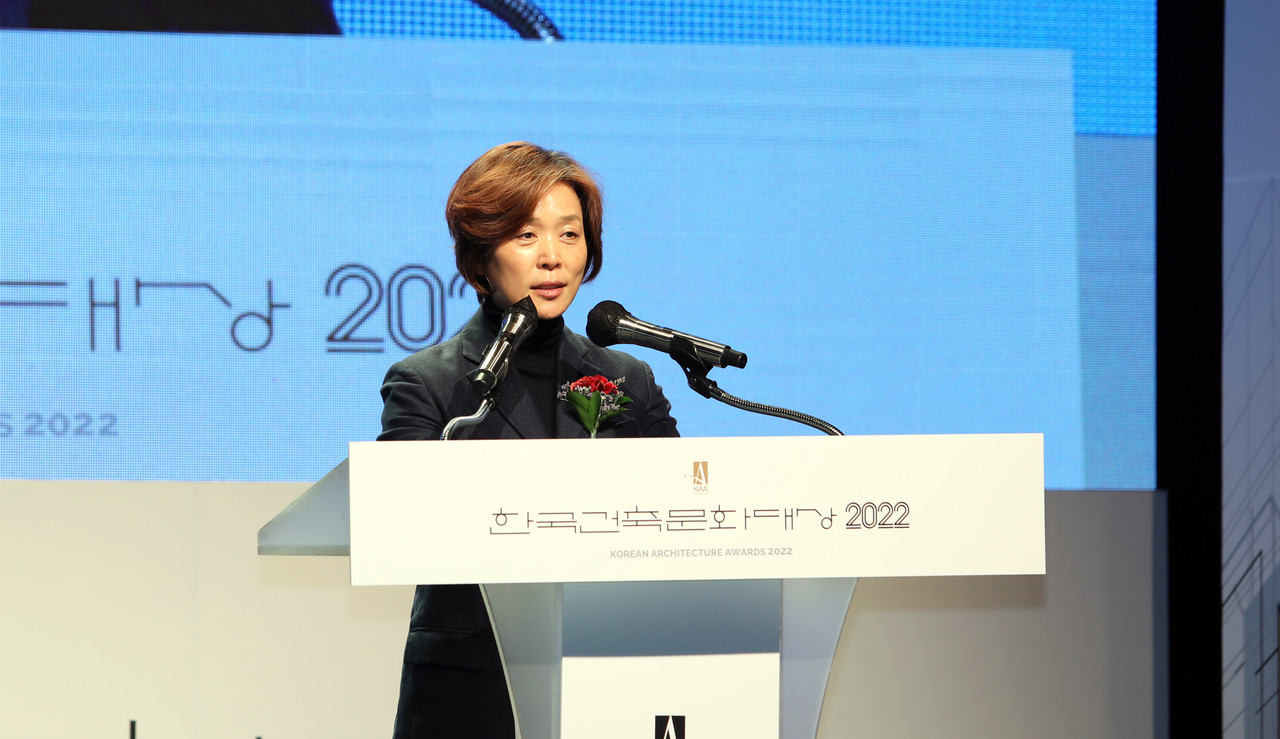 건축물 부문 심사위원장을 맡은 김정임 건축사는 “사회공공, 민간, 주택, 신진건축사 부문에서 세련됨과 실현성을 균형있게 구사한 좋은 작품들이 많이 출품되어 우리 건축계 미래가 밝다는 것을 확인할 수 있었다”고 전했다.