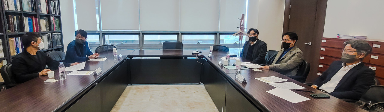 11월 1일 건축사회관에서 ‘국가건축정책위원회 대통령소속 복원 추진 TF 회의’가 열렸다. 대한건축사협회는 박성준 이사·윤규섭 신진건축사위원장, 대한건축학회는 이강석 한양대학교 교수·이효원 전남대학교 교수, 한국건축가협회는 신동재 건축사가 참여했다. 이날 위원들은 관계 부처의 건축정책을 심의·조정하는 현 국가건축정책위원회가 대통령 소속으로 존속하지 못할 경우 “사실상 국가 건축정책이 원활히 진행될 수 없다”고 입을 모았다.