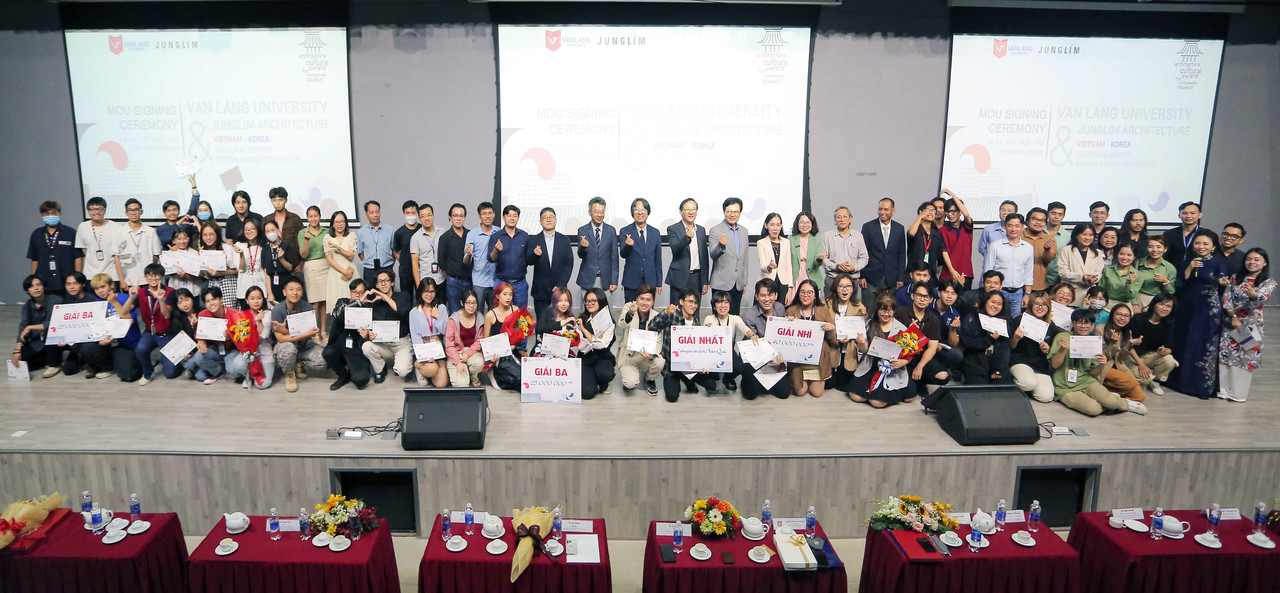 제1회 베트남학생건축문화대상 수상자들이 시상식 후 기념촬영을 하고 있다. 정림건축은 앞으로 본 공모전을 지속 후원한다.